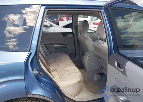 2010 Subaru Forester 2.5X Premium z USA, uszkodzony, nr VIN JF2SH6CC7AG774783